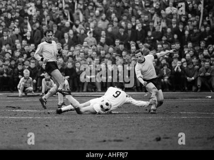 Fußball, Bundesliga, 1967/1968, Borussia Dortmund vs. Borussia Mönchengladbach 3:1, Stadion Rote Erde in Dortmund, Szene des Spiels, v.l.n.r.: Reinhold Wosab (BVB), Herbert Laumen (MG) auf Grund gelaufen, Dieter Kurrat (BVB) Stockfoto