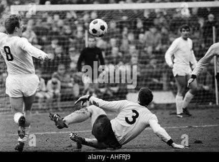 Fußball, Bundesliga, 1967/1968, Borussia Dortmund vs. Borussia Mönchengladbach 3:1, Stadion Rote Erde in Dortmund, Szene des Spiels, v.l.n.r.: Herbert Wimmer (MG), Gerd Peehs (BVB), Egon Milder (MG) Stockfoto