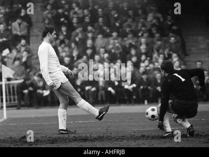 Fußball, Bundesliga, 1967/1968, Borussia Dortmund vs. Borussia Mönchengladbach 3:1, Stadion Rote Erde in Dortmund, Szene des Spiels, Egon Milder (MG) links ist ein Dortmund Ziel zurückgetreten und schießt den Ball von rechts Keeper Volker Danner (MG) Stockfoto