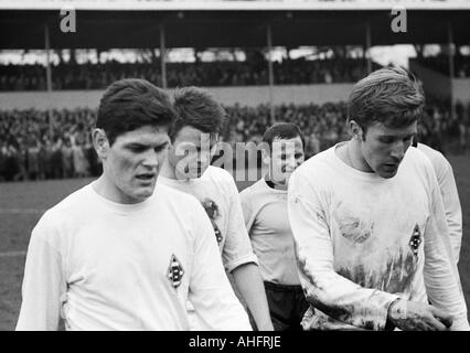 Fußball, Bundesliga, 1967/1968, Borussia Dortmund vs. Borussia Mönchengladbach 3:1, Rote Erde Stadion, Fußballspieler verlassen das Spielfeld, v.l.n.r.: Heinz Wittmann (MG), Herbert Laumen (MG), Dieter Kurrat (BVB), Günter Netzer (MG) Stockfoto