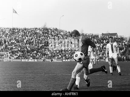 Fußball, Bundesliga, 1967/1968, Borussia Moenchengladbach vs. Karlsruher SC 0:0, Boekelberg Stadion, Szene des Spiels, Klaus Ackermann (Gladbach), rechts Juergen Weidlandt (Karlsruhe) Stockfoto