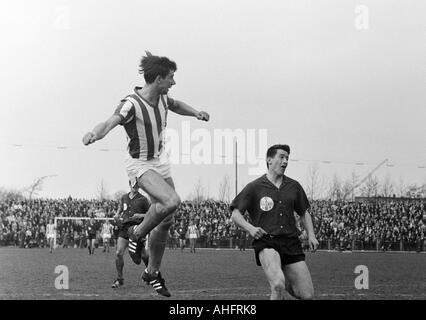 Fußball, Regionalliga West, 1967/1968, Bayer Leverkusen gegen Arminia Bielefeld 2:0, Ulrich-Haberland-Stadion in Leverkusen, Szene des Spiels, Kopfball von Dietmar Erler (Bielefeld) links, rechts Willi Haag (Bayer) Stockfoto