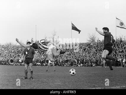 Fußball, Regionalliga West, 1967/1968, Bayer Leverkusen gegen Arminia Bielefeld 2:0, Ulrich-Haberland-Stadion in Leverkusen, Szene des Spiels, Ausfall der Header von Dietmar Erler (Bielefeld) middle, right Willi Haag (Bayer), verließ Helmut Roehrig (Bayer) Stockfoto