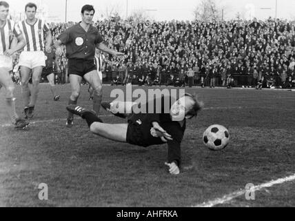 Fußball, Regionalliga West, 1967/1968, Bayer Leverkusen gegen Arminia Bielefeld 2:0, Ulrich-Haberland-Stadion in Leverkusen, Szene des Spiels, v.l.n.r.: Dieter Schulz (Bielefeld), Norbert Leopoldseder (Bielefeld), Leo Wilden (Bayer), Torhüter Hans Benzle Stockfoto