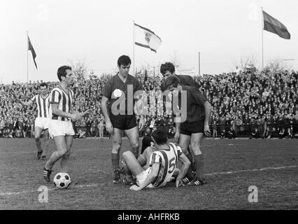 Fußball, Regionalliga West, 1967/1968, Bayer Leverkusen gegen Arminia Bielefeld 2:0, Ulrich-Haberland-Stadion in Leverkusen, Szene der Übereinstimmung, Foul Play, v.l.n.r.: Norbert Leopoldseder (Bielefeld), Ulrich Braun (Bielefeld), Leo Wilden (Bayer), Dieter S Stockfoto