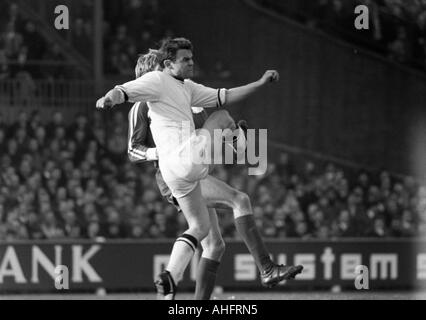 Fußball, DFB-Pokal, Viertel Finale, 1967/1968, Ruhrstadion in Bochum, VfL Bochum gegen Borussia Mönchengladbach 2:0, Szene des Spiels, Duell zwischen Herbert Laumen (MG) voraus und einem Bochumer Spieler Stockfoto