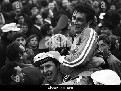 Fußball, DFB-Pokal, Viertelfinale, 1967/1968, Ruhrstadion in Bochum, VfL Bochum gegen Borussia Mönchengladbach 2:0, Jubel, Bochum-Fußball-Fans tragen shoulder hoch Spieler Erich Schiller (Bochum) Stockfoto