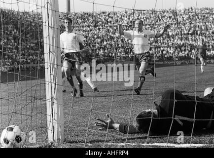 Fußball, Bundesliga, 1967/1968, Boekelberg Stadion, Borussia Moenchengladbach gegen Hamburger SV 4:1, Szene des Spiels, v.l.n.r.: Juergen Kurbjuhn, Uwe Seeler, Torhüter Arkoc Oezcan (alle Hamburg) Stockfoto