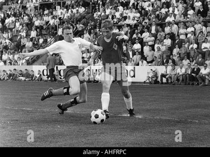 Fußball, Bundesliga, 1967/1968, Boekelberg Stadion, Borussia Moenchengladbach gegen Hamburger SV 4:1, Szene des Spiels, Duell zwischen Helmut Sandmann (HSV) links und Erwin Kremers (MG) Stockfoto