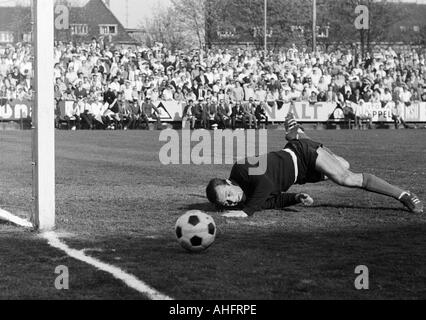 Fußball, Bundesliga, 1967/1968, Boekelberg Stadion, Borussia Moenchengladbach gegen Hamburger SV 4:1, Szene des Spiels, Torhüter Arkoc Oezcan (HSV) auf Grund nach einer speichern Stockfoto