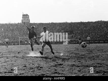 Fußball, Regionalliga West, 1967/1968, Rot-Weiss Essen gegen Rot-Weiss Oberhausen 1:0, Stadion eine der Hafenstrasse in Essen, Szene des Spiels, Helmut Littek (RWE) linken Schüsse aufs Tor, rechts Dieter Hentschel (RWO) Stockfoto