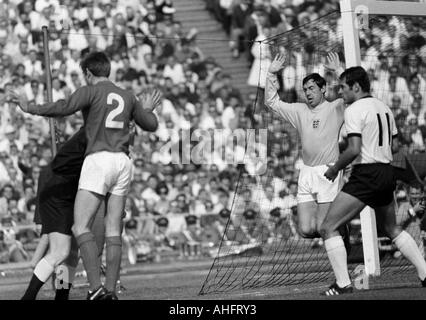 internationale Fußballspiel, 1968, Niedersachsen-Stadion in Hannover, Deutschland gegen England 1:0, Szene des Spiels, v.l.n.r.: Keith Newton (England, 2), Torhüter Gordon Banks (England), Georg Volkert (BRD) Stockfoto