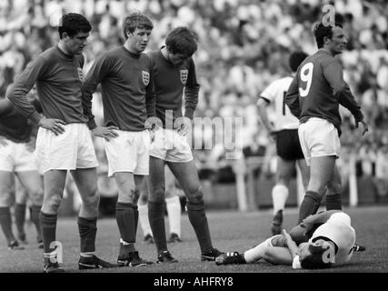 internationale Fußballspiel, 1968, Niedersachsen-Stadion in Hannover, Deutschland gegen England 1:0 verletzte Fußballspieler, v.l.n.r.: Norman Hunter (England), Colin Bell (England), Keith Newton (England), Mike Summerbee (England, 9), Georg Volkert verletzt Stockfoto