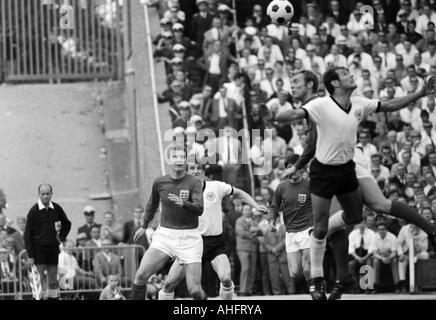 internationale Fußballspiel, 1968, Niedersachsen-Stadion in Hannover, Deutschland gegen England 1:0, Szene des Spiels, v.l.n.r.: Brian Labone (England), Hennes Loehr (BRD), Bobby Moore (England) in einem Header-Duell mit Georg Volkert (BRD) Stockfoto