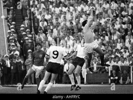 internationale Fußballspiel, 1968, Niedersachsen-Stadion in Hannover, Deutschland gegen England 1:0, Szene des Spiels, v.l.n.r.: Cyril Knowles (England), Hennes Loehr (BRD, 9), Franz Beckenbauer (BRD), Torhüter Gordon Banks (England) Stockfoto