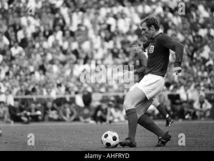 internationale Fußballspiel, 1968, Niedersachsen-Stadion in Hannover, Deutschland gegen England 1:0, Szene des Spiels, Bobby Moore (England) in Ballbesitz Stockfoto