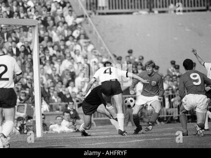 internationale Fußballspiel, 1968, Niedersachsen-Stadion in Hannover, Deutschland gegen England 1:0, Szene des Spiels, v.l.n.r.: Berti Vogts (BRD, 2), Keeper Horst Wolter (BRD), Ludwig Mueller (BRD, 4), Colin Bell (England), Mike Summerbee (England, 9) Stockfoto