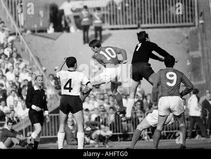 internationale Fußballspiel, 1968, Niedersachsen-Stadion in Hannover, Deutschland gegen England 1:0, Szene des Spiels, v.l.n.r.: Schiedsrichter van Ravens aus den Niederlanden, Ludwig Mueller (BRD, 4), Geoff Hurst (England, 10), Keeper Horst Wolter (BRD), Mike Su Stockfoto