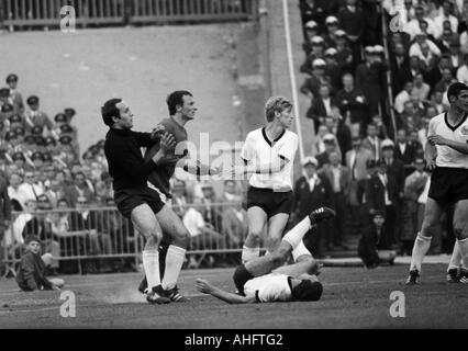 internationale Fußballspiel, 1968, Niedersachsen-Stadion in Hannover, Deutschland gegen England 1:0, Szene des Spiels, v.l.n.r.: Keeper Horst Wolter (BRD), Brian Labone (England), Klaus Fichtel (BRD), ein deutscher Spieler auf Grund gelaufen, Lorenz (BRD) Stockfoto