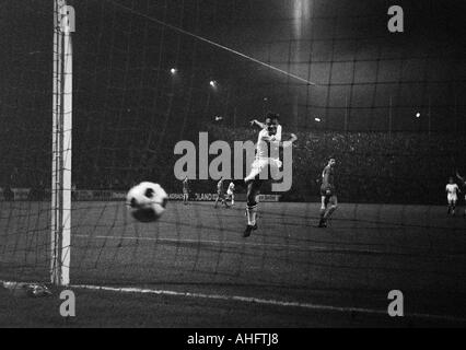 Fußball, Bundesliga, 1968/1969, Boekelberg Stadion, Borussia Moenchengladbach gegen Kickers Offenbach 4:1, Szene des Spiels, 1:0 Ziel Gladbach von Berti Vogts (nicht abgebildet), Herbert Laumen (MG) freut sich und das Ziel erneut Schüsse Stockfoto