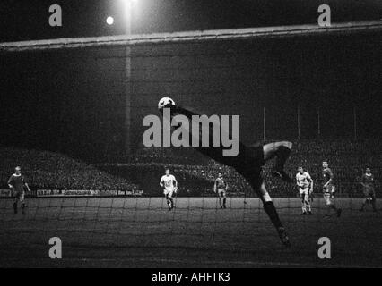 Fußball, Bundesliga, 1968/1969, Boekelberg Stadion, Borussia Moenchengladbach gegen Kickers Offenbach 4:1, Szene des Spiels, Speichern von Keeper Rudolf Wimmer (Offenbach), hinter v.l.n.r.: Josef Weilbaecher (Offenbach), Günter Netzer (Gladbach), Willi Rode Stockfoto