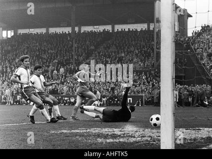 Fußball, Regionalliga West, 1968/1969, VfL Bochum gegen Rot-Weiss Essen 2:1, Stadion an der Castroper Straße in Bochum, Szene des Spiels, 1:0 Tor nach Bochum, v.l.n.r. Rolf Lefkes (RWE), Hans Dörre-Heinig (RWE), Torschütze Werner Balte (VfL), Torwart Fred W Stockfoto