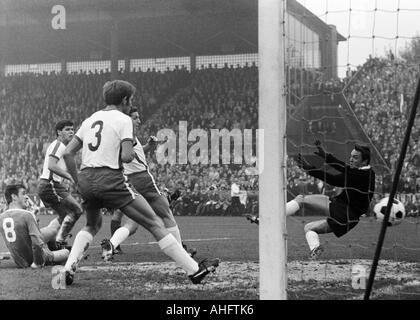 Fußball, Regionalliga West, 1968/1969, VfL Bochum gegen Rot-Weiss Essen 2:1, Stadium der Castroper Straße in Bochum, Szene des Spiels, 2:0 Tor nach Bochum von Juergen Jansen (abgedeckt durch die Essener Spieler), v.l.n.r.: Gustav Eversberg (VfL), Hans Doerr Stockfoto