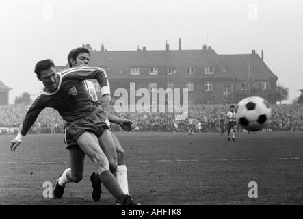 Fußball, Regionalliga West, 1968/1969, VfL Bochum gegen Rot-Weiss Essen 2:1, Stadion an der Castroper Straße in Bochum, Szene des Spiels, Duell zwischen Erwin Galeski (VfL) links und Rolf Lefkes (RWE) Stockfoto