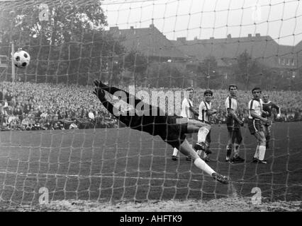 Fußball, Regionalliga West, 1968/1969, VfL Bochum gegen Rot-Weiss Essen 2:1, Stadium der Castroper Straße in Bochum, Szene des Spiels, Freistoß Bochum, v.l.n.r.: Torwart Fred Werner Bockholt (RWE), Heinz Stauvermann (RWE), Hans Dörre-Heinig (RWE), Gue Stockfoto