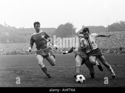 Fußball, Regionalliga West, 1968/1969, VfL Bochum gegen Rot-Weiss Essen 2:1, Stadion an der Castroper Straße in Bochum, Szene des Spiels, Duell zwischen Herbert Weinberg (RWE) und Heinz-Jürgen Blome (VfL), verließ Gerd Wiesemes (VfL) Stockfoto