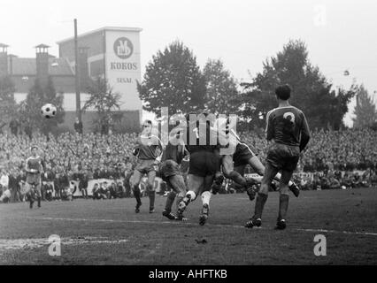 Fußball, Regionalliga West, 1968/1969, VfL Bochum gegen Rot-Weiss Essen 2:1, Stadium der Castroper Straße in Bochum, Szene des Spiel, Fußballspieler und Header-Spezialist Günter Proepper (RWE) bei Keeper Theo Diegelmann (VfL, 1), identifizierbare f Stockfoto