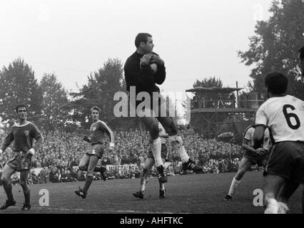 Fußball, Regionalliga West, 1968/1969, VfL Bochum gegen Rot-Weiss Essen 2:1, Stadium der Castroper Straße in Bochum, Szene des Spiels, v.l.n.r.: Gustav Eversberg (VfL), Heinz-Jürgen Blome (VfL), Keeper Theo Diegelmann (VfL), Hans Doerre (RWE, 6) Stockfoto