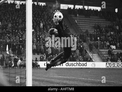 Fußball, Bundesliga, 1968/1969, Borussia Moenchengladbach vs. VfB Stuttgart 4:4, Boekelberg Stadion, Szene des Spiels, flying Speichern von Keeper Gerd Heinze (Stuttgart) Stockfoto