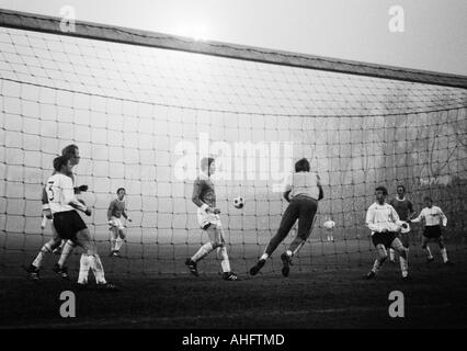 Fußball, Bundesliga, 1968/1969, FC Schalke 04 gegen Eintracht Frankfurt 2:0, Glueckaufkampfbahn-Stadion in Gelsenkirchen, Szene des Spiels, v.l.n.r. Friedel Lutz (Frankfurt), Hans Juergen Wittkamp, Klaus Senger, Hermann Erlhoff, Torwart Norbert Nigbur Stockfoto