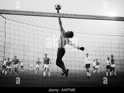 Fußball, Bundesliga, 1968/1969, FC Schalke 04 gegen Eintracht Frankfurt 2:0, Glueckaufkampfbahn-Stadion in Gelsenkirchen, Szene des Spiels, v.l.n.r.: Herbert Hoebusch, Hans-Jürgen Wittkamp, Heinz van Haaren, Hermann Erlhoff, Torwart Norbert Nigbur (alle Stockfoto