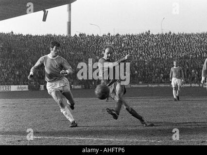 Fußball, Bundesliga, 1968/1969, Borussia Moenchengladbach vs. 1860 München 3:0, Boekelberg Stadion, Szene des Spiels, links Hans Reich (1860), richtige Horst Koeppel (MG) Schüsse aufs Tor Stockfoto