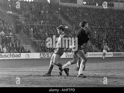 Fußball, Bundesliga, 1968/1969, Borussia Mönchengladbach vs. 1860 München 3:0, Boekelberg Stadion, Szene des Spiels, Speichern von Keeper Petar Radenkovic (1860) right, left Herbert Laumen (Gladbach) Stockfoto