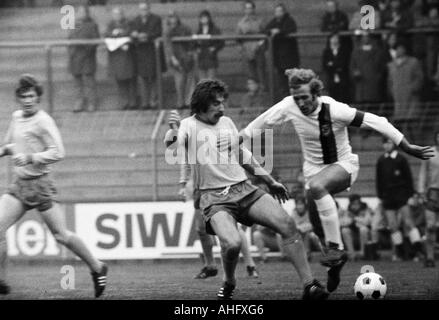 Fußball, Bundesliga, 1972/1973, Boekelberg Stadion, Borussia Moenchengladbach gegen Eintracht Braunschweig 4:0, Szene des Spiels, Duell zwischen nahen Bernd Gersdorff (BS) und Günter Netzer (MG) rechts, links Hans-Jürgen Hellfritz (BS) Stockfoto