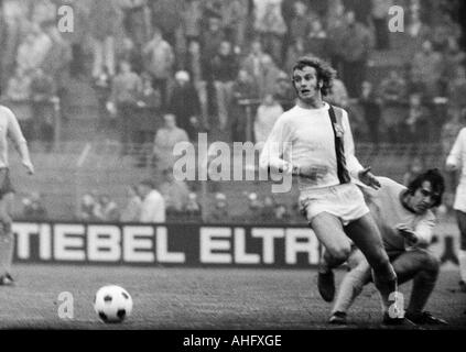 Fußball, Bundesliga, 1972/1973, Boekelberg Stadion, Borussia Moenchengladbach gegen Eintracht Braunschweig 4:0, Szene des Spiels, Rainer Bonhof (MG) links und Ludwig Bruendl (BS) Stockfoto