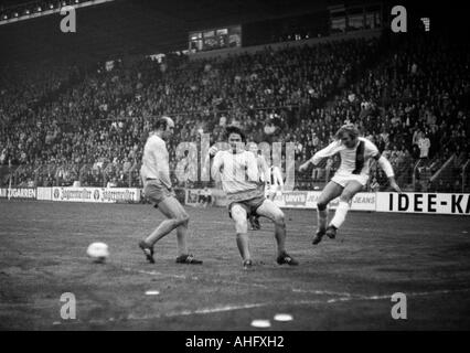 Fußball, Bundesliga, 1972/1973, Boekelberg Stadion, Borussia Moenchengladbach gegen Eintracht Braunschweig 4:0, Szene des Spiels, v.l.n.r.: Joachim Baese (BS), Hans Jürgen Hellfritz (BS), Günter Netzer (MG) Stockfoto