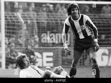 Fußball, Bundesliga, 1972/1973, Boekelberg Stadion, Borussia Moenchengladbach vs. Wuppertaler SV 2:1, Szene des Spiels, ließ aground Jupp Heynckes (MG), richtige Erich Miss (WSV) Stockfoto