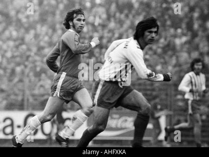 Fußball, Bundesliga, 1972/1973, VfL Bochum gegen FC Bayern München 0:2, Stadion an der Castroper Straße in Bochum, Szene des Spiels, Werner Balte (Bochum) links und Gerd Müller (FCB) Stockfoto