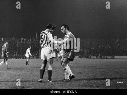 Fußball, Bundesliga, 1972/1973, VfL Bochum vs. Werder Bremen 2:0, Stadion an der Castroper Straße in Bochum, Szene des Spiels, Werner Jablonski (Bochum) direkt überprüfen den Arm des Werner Frontfrau (Bremen), verließ Werner Balte (Bochum) Stockfoto