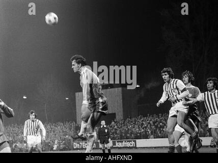 Fußball, Bundesliga, 1972/1973, VfL Bochum vs. Werder Bremen 2:0, Stadion an der Castroper Straße in Bochum, Szene des Spiels, v.l.n.r.: Werner Frontfrau (Bremen), Werner Jablonski (Bochum), Rudolf Assauer (Bremen), Harry Fechner (Bochum), Peter Dietric Stockfoto