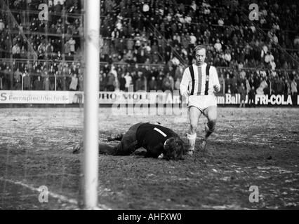 Fußball, Bundesliga, 1972/1973, Boekelberg Stadion, Borussia Moenchengladbach gegen VfL Bochum 6:0, Spiel auf dem Schnee Boden, Szene des Spiels, linken Torhüter Hans Juergen Bradler (Bochum), rechts Bernd Rupp (MG) Stockfoto