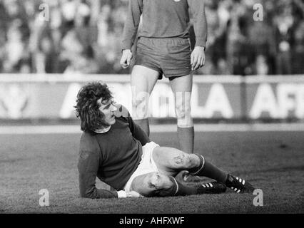 Fußball, Bundesliga, 1972/1973, Niederrhein-Stadion in Oberhausen, Rot-Weiss Oberhausen vs. FC Schalke 04 2:1, Szene des Spiels, Juergen Klein (S04) liegt auf Grund Stockfoto