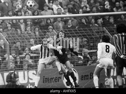 Fußball, Bundesliga, 1972/1973, Borussia Moenchengladbach gegen FC Bayern München 0:3, Boekelberg Stadion, Szene des Spiels, Torhüter Sepp Maier (FCB) speichert, bevor links Bernd Rupp (MG) Stockfoto