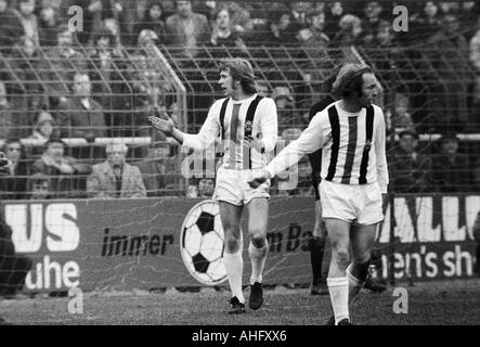 Fußball, Bundesliga, 1972/1973, Borussia Moenchengladbach gegen FC Bayern München 0:3, Boekelberg Stadion, Szene des Spiels, Henning Jensen (MG), links rechts Bernd Rupp (MG) Stockfoto