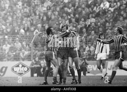 Fußball, Bundesliga, 1972/1973, Borussia Moenchengladbach gegen FC Bayern München 0:3, Boekelberg Stadion, Szene des Spiels, Jubel bei der 0:1 Tor nach München, v.l.n.r.: Franz Krauthausen (FCB), Edgar Schneider (FCB), Torschütze Johnny Hansen (FCB), Stockfoto