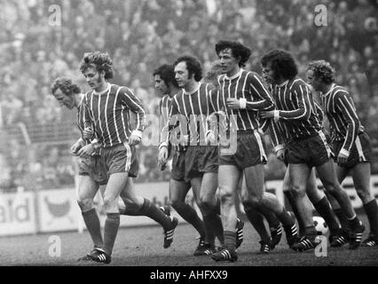 Fußball, Bundesliga, 1972/1973, Borussia Moenchengladbach gegen FC Bayern München 0:3, Boekelberg Stadion, Szene des Spiels, Jubel bei der 0:1 Tor nach München mit Johnny Hansen (nicht abgebildet), v.l.n.r.: Georg Schwarzenbeck (FCB), Rainer Zobel (FCB), Ge Stockfoto